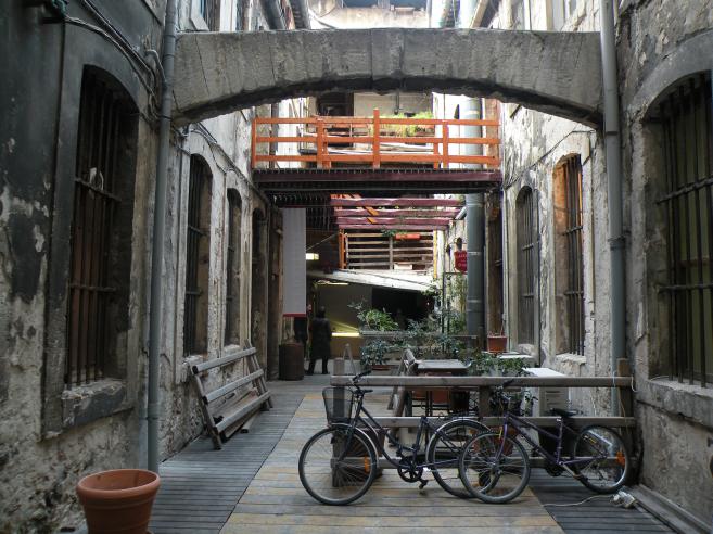  Les Arcenaulx: cour intérieure